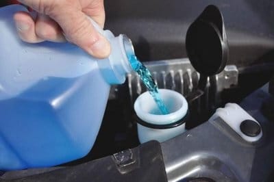 Dung dịch nước rửa kính được dự trữ trong xe